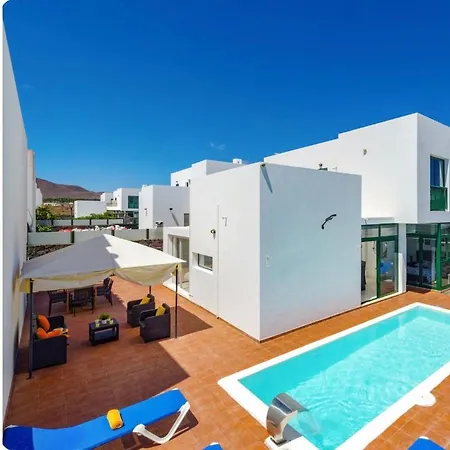 Spacious Private & Private Heated Pool - Sunshine