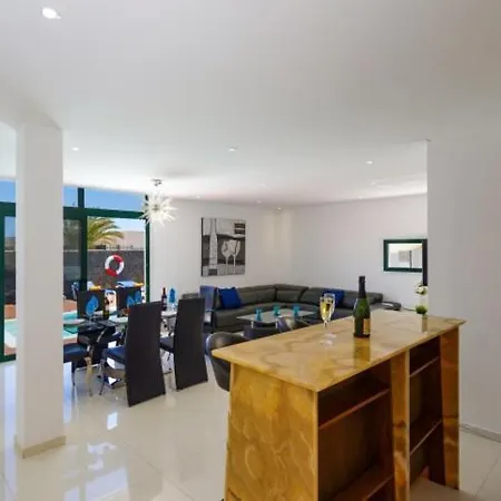 Spacious Private & Private Heated Pool - Sunshine Villa